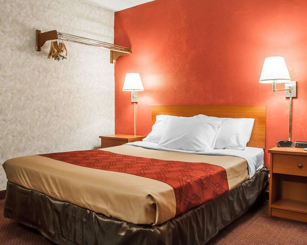 Adirondack Efficiencies Hotel Watertown Room photo