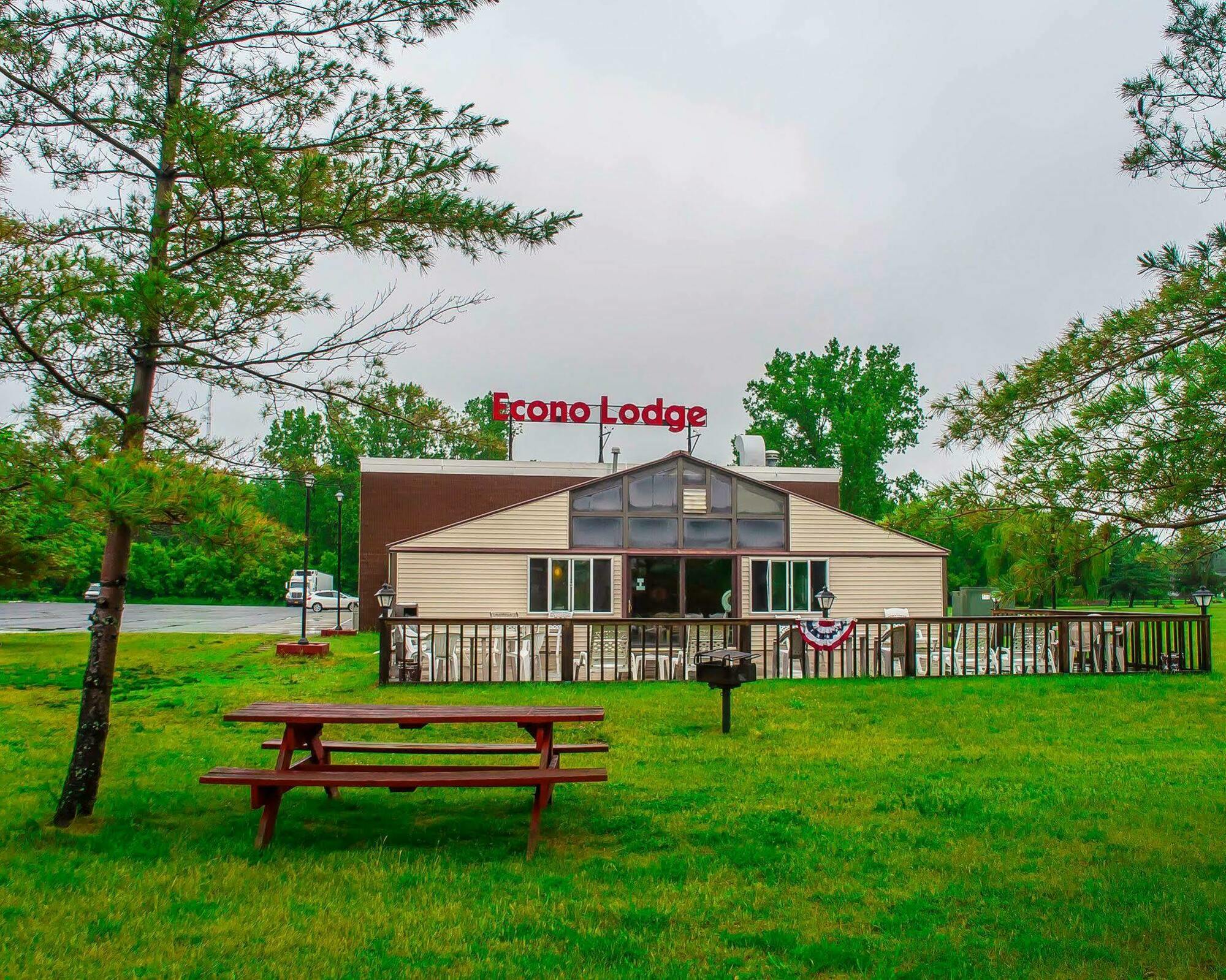Adirondack Efficiencies Hotel Watertown Exterior photo